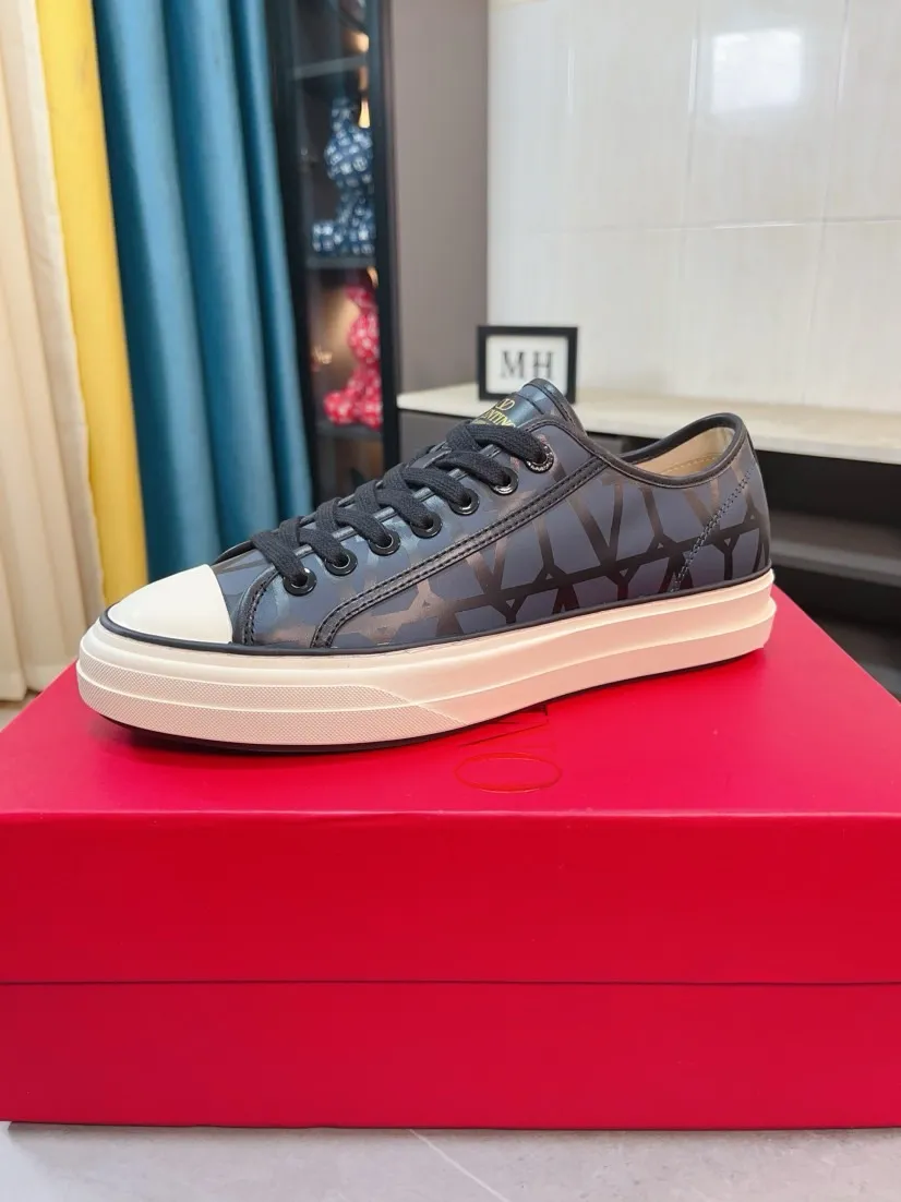 Men's shoes 💰500🌸🌸[Valentino] Couple model, official website 1:1 replica, fashionable casual men's shoes 🔜The upper is made of imported high-quality original special upper sheepskin lining, the upper foot is very stylish, personalized fashionable rubber wear-resistant outsole, size: 35-44 (45 can be customized)